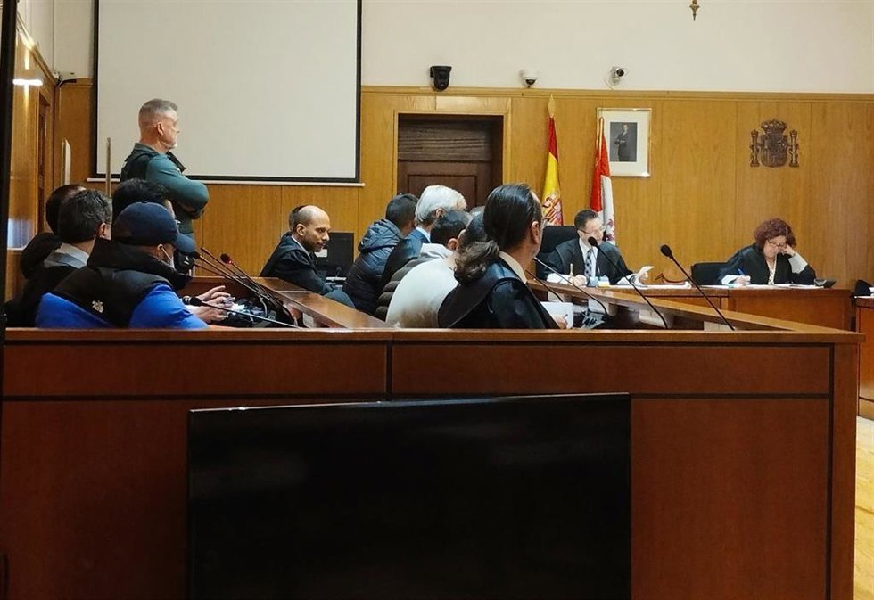 Dos de la 'Banda del BMW' cierran condenas de dos años de cárcel y el juicio sigue contra otros tres que se han declarado inocentes.