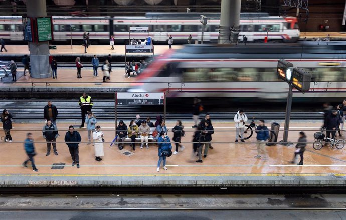 Archivo - Personas esperando al tren en la estación de Puerta de Atocha-Almudena Grandes