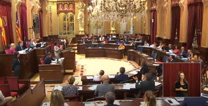 Archivo - El pleno del Parlament balear