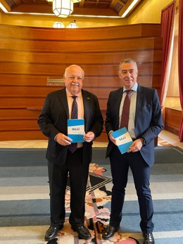 El director de la Oficina Andaluza Antifraude (OAAF), Ricardo Puyol Sánchez (d.) y el presidente del Parlamento autonómico, Jesús Aguirre, este martes