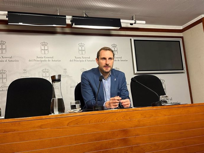 El secretario general y portavoz de Foro Asturias en la Junta General, Adrián Pumares, durante la rueda de prensa.