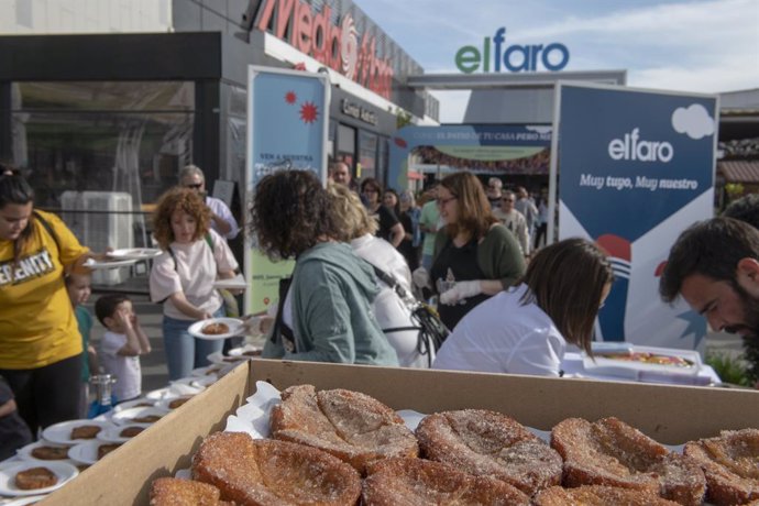 Archivo - Más de 1.000 torrijas se podrán degustar este jueves en el centro comercial El Faro.