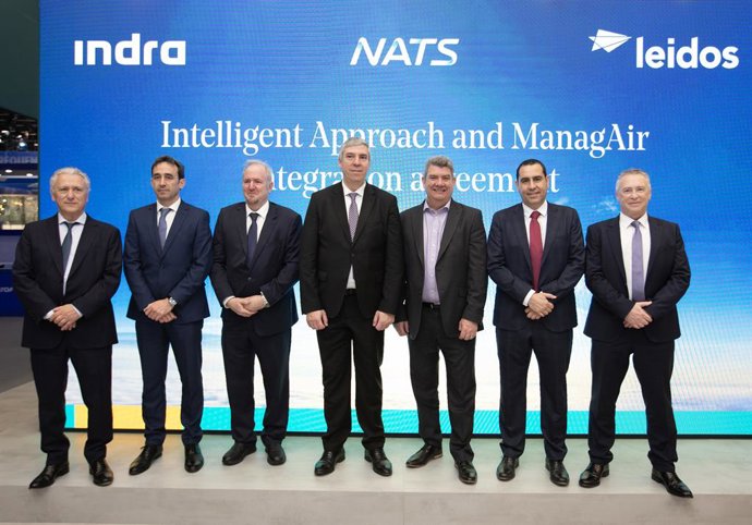 Los directivos de Indra, NATS y Leidos en el anuncio de la solución 'Intelligent Approach', que se incorpora al sistema de tráfico aéreo de Indra para incrementar la capacidad en aeropuertos con tráfico elevado.