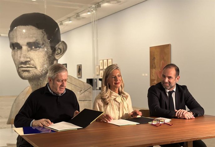 El adjunto al presidente de la ACAC, Manuel Valencia; la concejal de Cultura y Educación del Ayuntamiento, Irene Carvajal, y el director del Museo Patio Herreriano, Javier Hontoria.