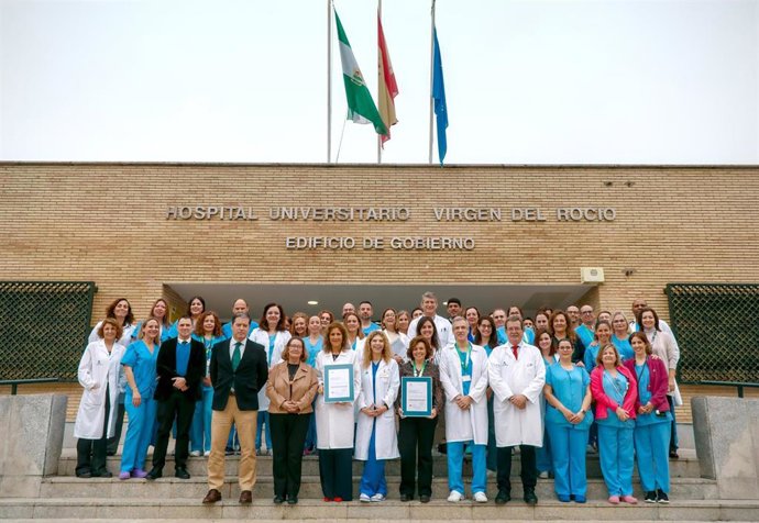 Responsables de Cuidados Intensivos y de Cirugía Pediátrica del Virgen del Rocío muestran las certificaciones otorgadas por AGSA.