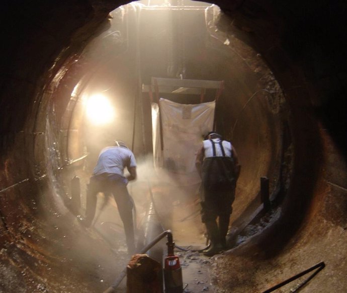 Archivo - Operarios ejecutan trabajos de mejora en la tubería de agua Ter-Barcelona.