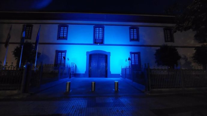 Fachada iluminada de azul en la Diputación con ocasión de la campaña global 'La hora del Planeta'.
