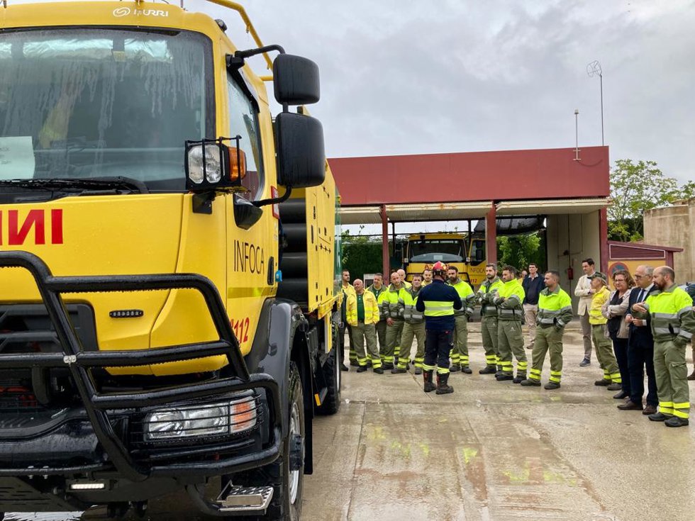Archivo - Estrella (2d) en una visita al Centro de Defensa Forestal de Huelma.