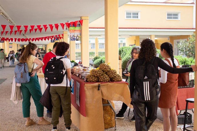 El Mercado Agroecológico se instala en el Pasaje de la Ilustración de la Pablo de Olavide de Sevilla.