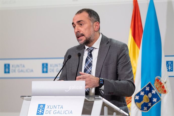 Archivo - El conselleiro de Sanidade, Julio García Comesaña, en la rueda de prensa posterior a la Consello presidido por Alfonso Rueda