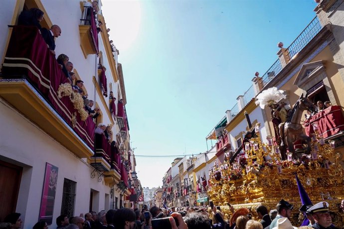 Archivo - El Cristo de las Tres Caídas en la calle Pureza para entrar en  la Capilla de los Marineros, a 7 de abril de 2023, en Sevilla, (Andalucía, España). 