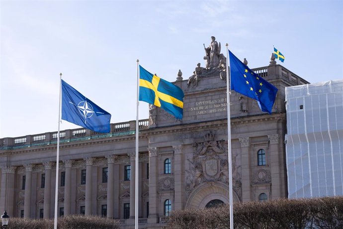Banderas junto al Parlamento de Suecia en Estocolmo