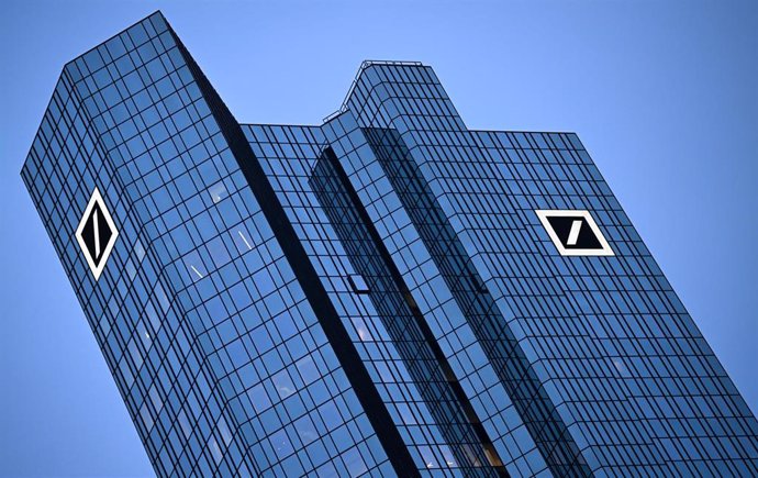 Archivo - 01 February 2024, Hesse, Frankfurt/Main: The Deutsche Bank logo shines on the facade of the company headquarters. Photo: Arne Dedert/dpa