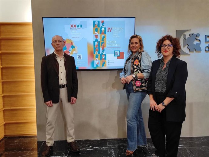 La delegada de Igualdad de la Diptuación de Córdoba, Auxiliadora Moreno (centro), en la presentación de los premios Leonor de Guzmán y María Moliner.