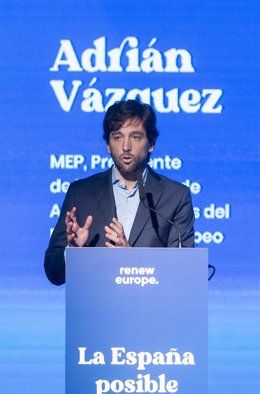 Archivo - El diputado al Parlamento Europeo por el partido Renew Europe Adrián Vázquez interviene durante el debate 'La España posible: Estado de Derecho y reformas: pilares fundamentales para seguir construyendo', en el Espacio Zenit, a 1 de diciembre de