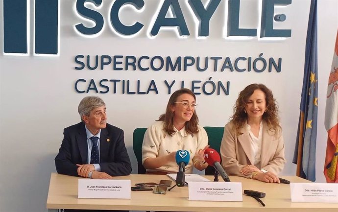 De izquierda a derecha, el rector de la ULE, la consejera de Movilidad y Transformación Digital, y la nueva directora general de SKAYLE.