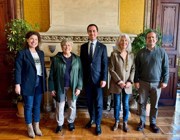 El presidente del Consell de Mallorca, Llorenç Galmés, junto con otros representantes insulares y de la Asociación de Amigos del Pueblo Saharaui.