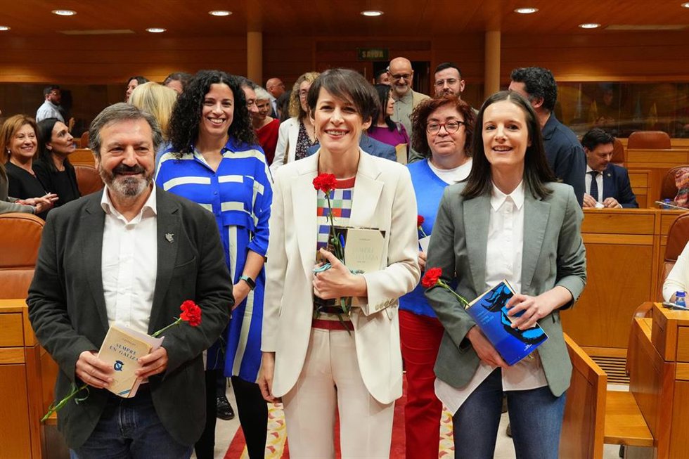 La líder del BNG, Ana Pontón (c), junto a diputados del BNG durante la sesión de constitución del Parlamento de Galicia, a 18 de marzo de 2024, en Santiago de Compostela, A Coruña, Galicia (España). El Parlamento de Galicia arranca hoy la XII legislatur