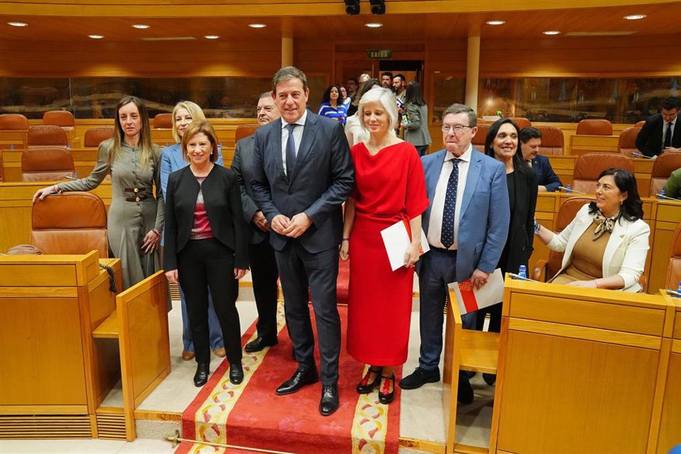 El líder del PSdeG, José Ramón Gómez Besteiro (c) y los diptados del PSdeG durante la sesión de constitución del Parlamento de Galicia, a 18 de marzo de 2024, en Santiago de Compostela, A Coruña, Galicia (España). El Parlamento de Galicia arranca hoy la