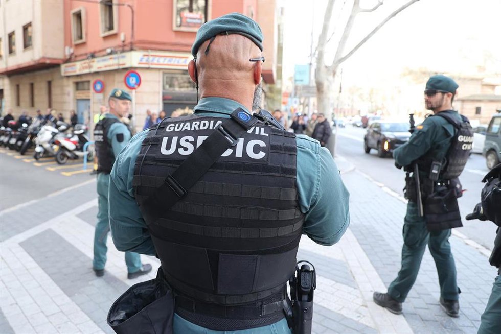 Agentes de la Guardia Civil a las puertas de los juzgados de Palma el pasado viernes, por el pase a disposición judicial de los detenidos de la operación 'Jaque Mate'.