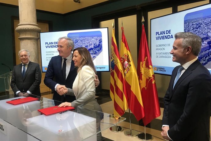El presidente del Gobierno de Aragón, Jorge Azcón, y la alcaldesa de Zaragoza, Natalia Chueca, firman un protocolo para impulsar la construcción de mil viviendas de alquiler asequible en la ciudad