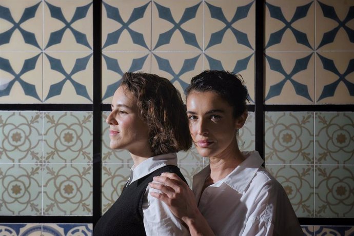 Las actrices Daniela Brown (i) y Blanca Romero (d) posan para Europa Press, en el Motel One, a 19 de marzo de 2024, en Madrid (España).  