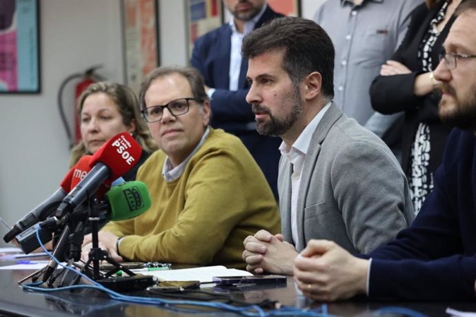 El secretario general del PSOECyL, Luis Tudanca, durante su intervención tras la celebración del encuentro con los miembros del comité de empresa del Centro Estrada.