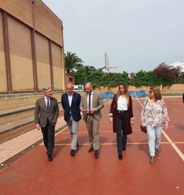 La Junta de Andalucía ultima el proyecto para la reforma de la fachada del IES Néstor Almendros de Tomares.