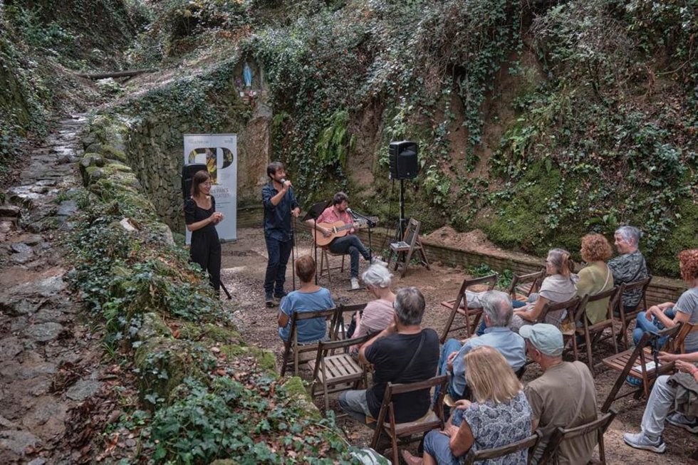 Los poetas Eduard Carmona y Guillem Callejón, en el Parque de El Montnegre i el Corredor.