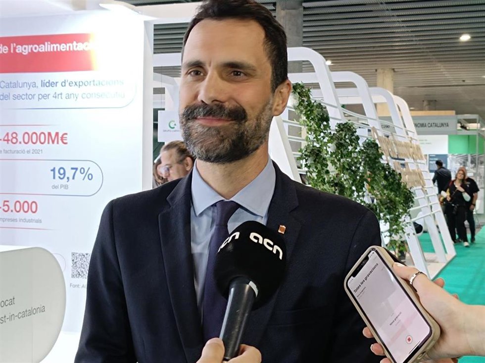 El conseller de Empresa y Trabajo de la Generalitat, Roger Torrent, en declaraciones a los periodistas este martes desde la feria Alimentaria & Hostelco, que se celebra en el recinto Gran Via de Fira de Barcelona hasta el jueves