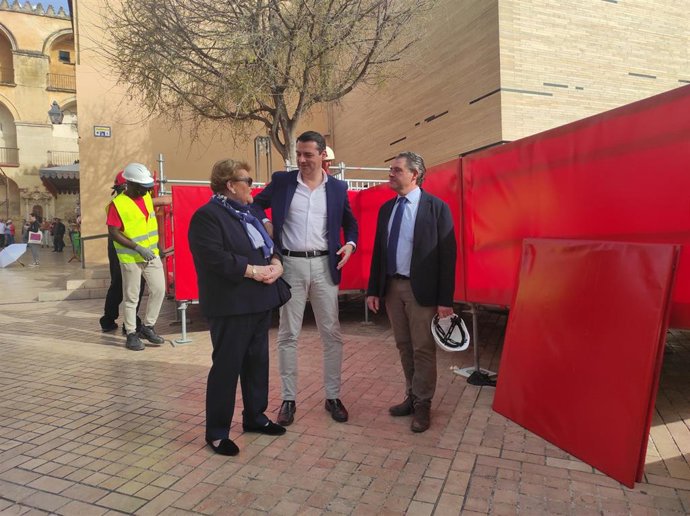 José María Bellido, Olga Caballero y Manuel Murillo visitan la instalación de palcos de Semana Santa.