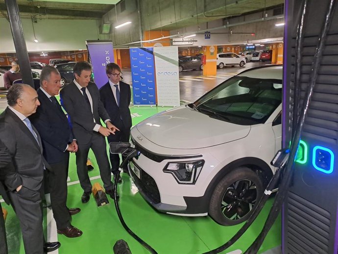 Imagen de la nueva "electrolinera"  de Torre Sevilla con 20 nuevos puntos de recarga