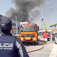 Arde sin heridos un taller de la Vía Complutense de Alcalá