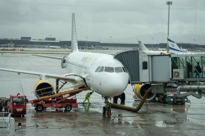 Archivo - Un avión aparcado en la pista en el aeropuerto de El Prat, a 19 de enero de 2023, en el Prat de Llobregat, Barcelona, Catalunya (España).