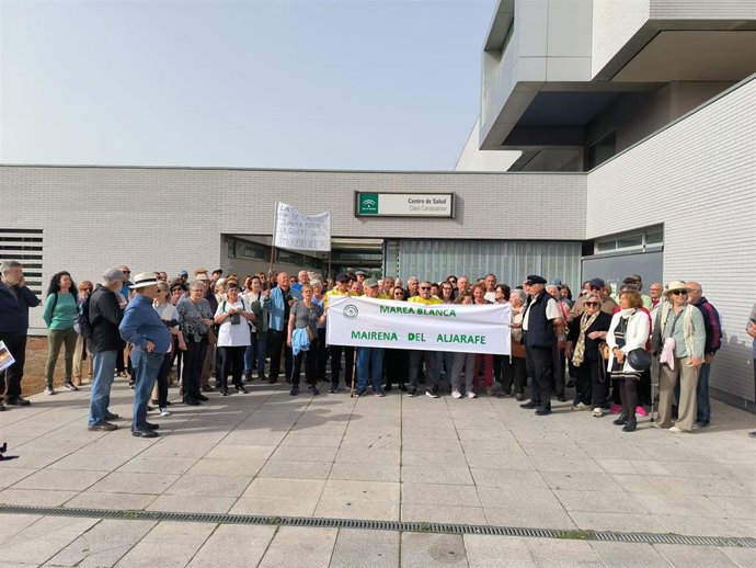 Concentración ante el centro de salud Clara Campoamor de Mairena del Aljarafe