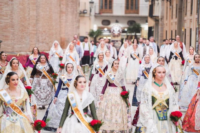 Falleras durante el segundo día de ofrenda floral a la Virgen de los Desamparados, a 18 de marzo de 2024, en Valencia, Comunidad Valenciana (España). 