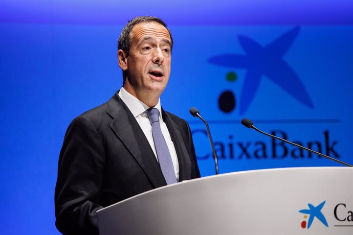 Archivo - El consejero delegado de CaixaBank, Gonzalo Gortázar, interviene durante la XIII edición de La Noche de la Economía, en CaixaForum, a 22 de noviembre de 2023, en Madrid (España). 