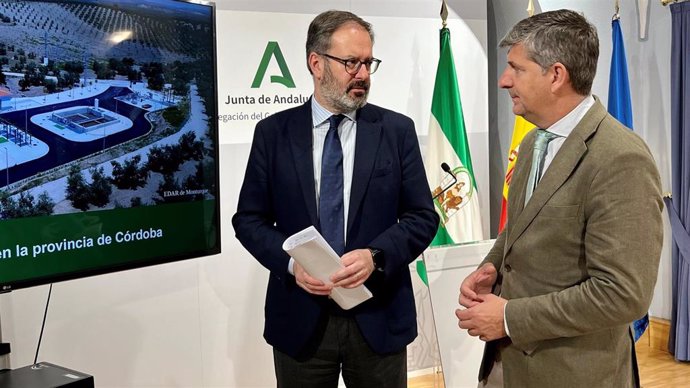 El delegado del Gobierno andaluz, Adolfo Molina (izda.), junto al delegado territorial de Agricultura, Pesca, Agua y Economía Azul, Francisco Acosta.
