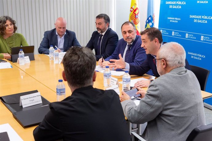 El conselleiro de Sanidade en funciones, Julio García Comesaña, interviene en la reunión del Consello Asesor de Intelixencia Artificial del Sergas.