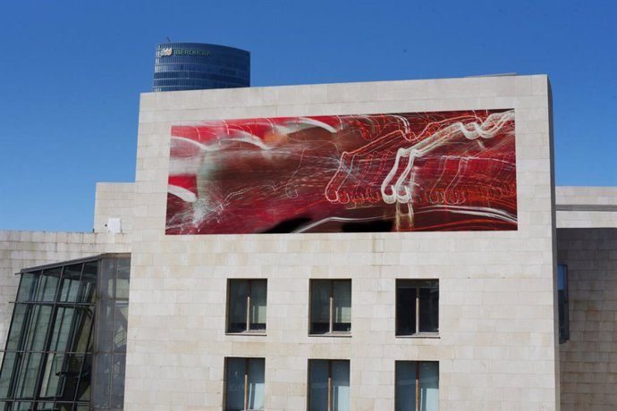 Panel 'Winners' diseñado por Darío Urzay para la fachada del Guggenheim en apoyo al Athletic para la final de Copa