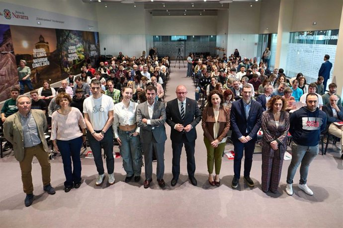 El consejero Gimeno, la consejera Maeztu y el director general de FP, Luis Calatayud, junto con asistentes al evento.