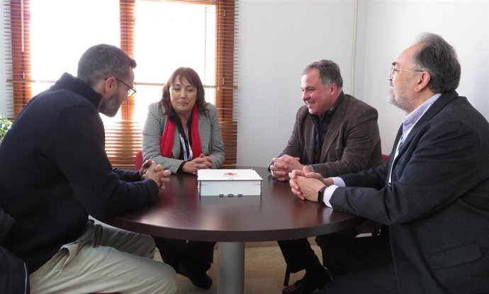 El delegado de Empleo, Empresa y Trabajo Autónomo, Juan Carlos Duarte, en su visita a Cruz Roja.