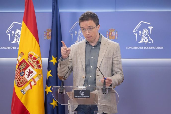 El portavoz de Sumar en el Congreso, Íñigo Errejón, durante una rueda de prensa anterior a la Junta de Portavoces, en el Congreso de los Diputados, a 19 de marzo de 2024, en Madrid (España).