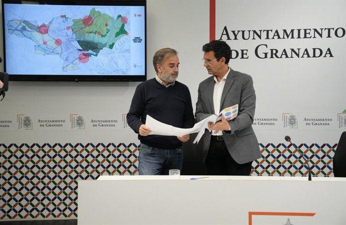 Jacobo Calvo y Paco Cuenca, en la sala de prensa del Ayuntamiento de Granada