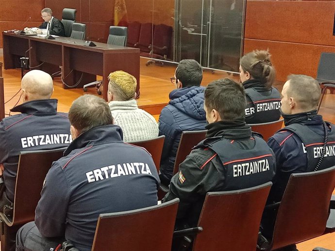 Archivo - Sesión del juicio contra los acusados de quemar el rostro a dos personas en Vitoria-Gasteiz