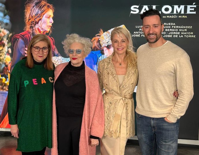 Las actrices Belén Rueda y Luisa Martín, el actor Pablo Puyol y la directora Magüi Mira en la rueda de prensa de presentación de 'Salomé', que se representará hasta este domingo en el Teatre Goya de Barcelona