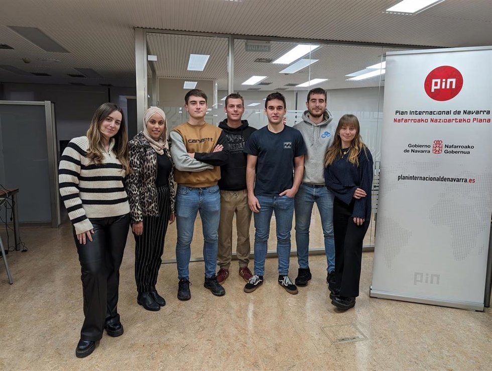 De izda a dcha: Dania del Carmen Hernández, Minetu Salama Barca, Jesús Javier Roncalés Baztán, Garai Sotés Senosiáin, Pello Irujo Glaria, Daniel Erro Tajadura y Ángela María de la Peña Garayoa.