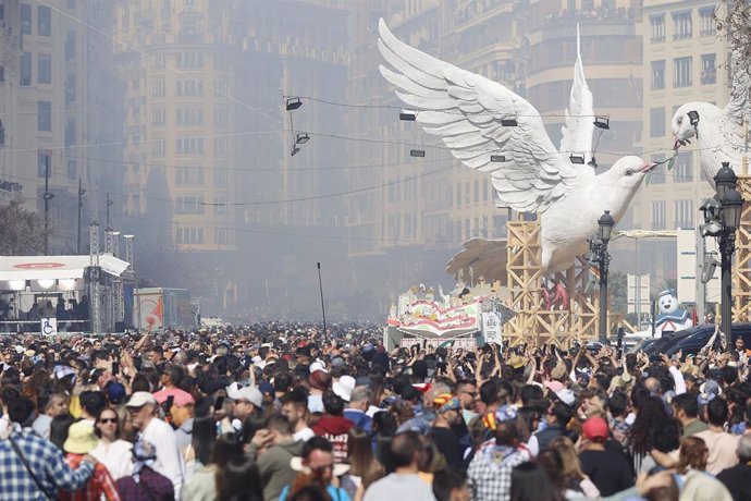 Público en una mascletà de las Fallas 2024