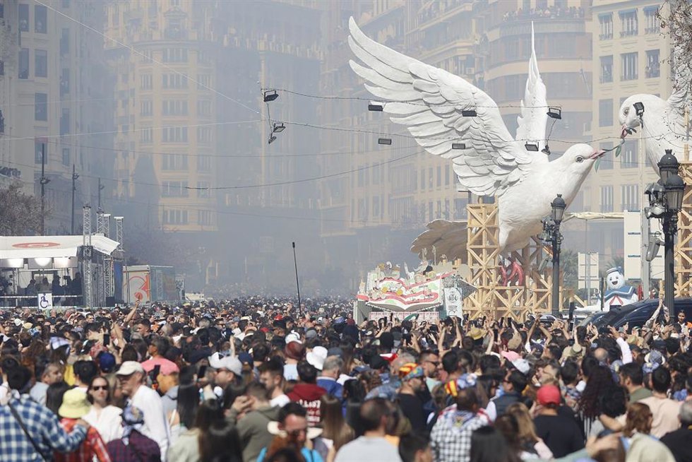 Público en una masclet de las Fallas 2024