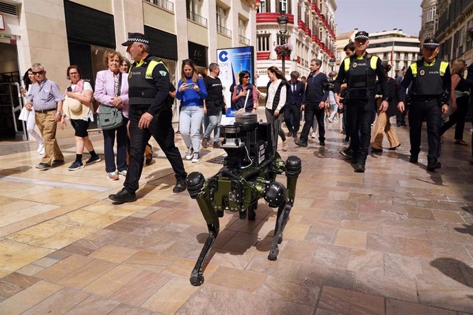 Imágenes de la presentación por parte de la Policía Local de Málaga de un robot cuadrúpedo, a 19 de marzo de 2024, en Málaga, Andalucía (España).
